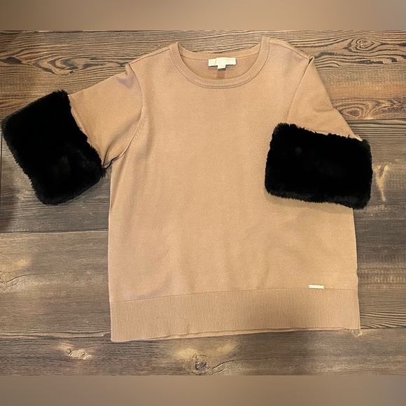 Michael Kors Camel Sweater with Black Faux Fur Cuffs Size Large Like New - Picture 2 of 7